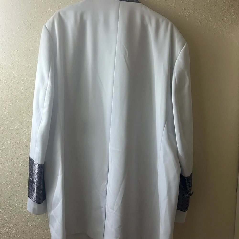Sophisticated White Blazer with Black Patterned Accents